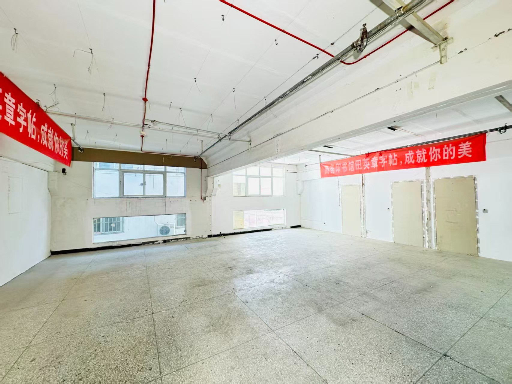 永昌路重点吸引人工智能应用、数字经济、电商直播、智能制造服务、软件开发、科技创新企业及创业团队入驻